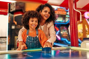 Family at a fun center ©ORION PRODUCTION